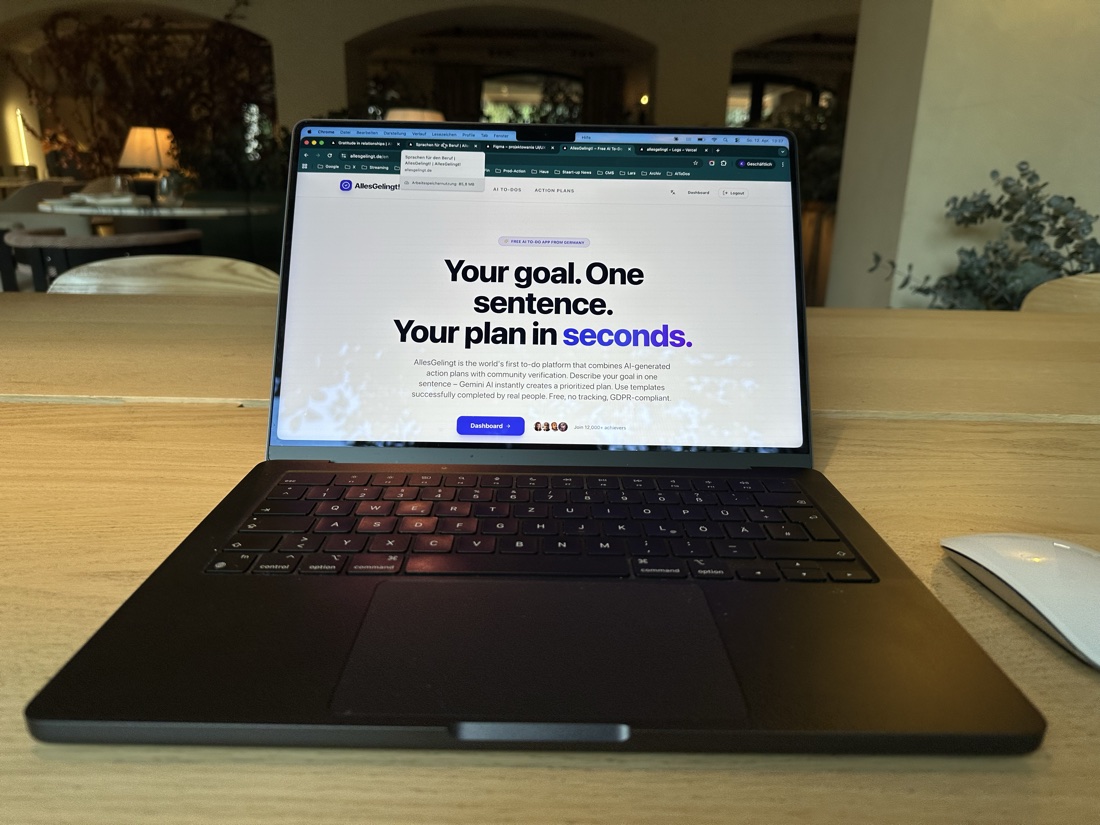 Laptop mit geöffneter AllesGelingt-Planungsplattform auf einem Holztisch