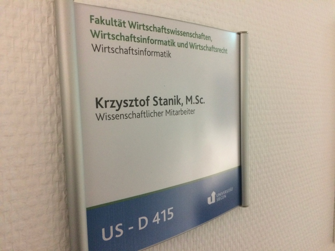 Büro-Türschild: Krzysztof Stanik, M.Sc., Wissenschaftlicher Mitarbeiter, Wirtschaftsinformatik, Raum US-D 415, Universität Siegen