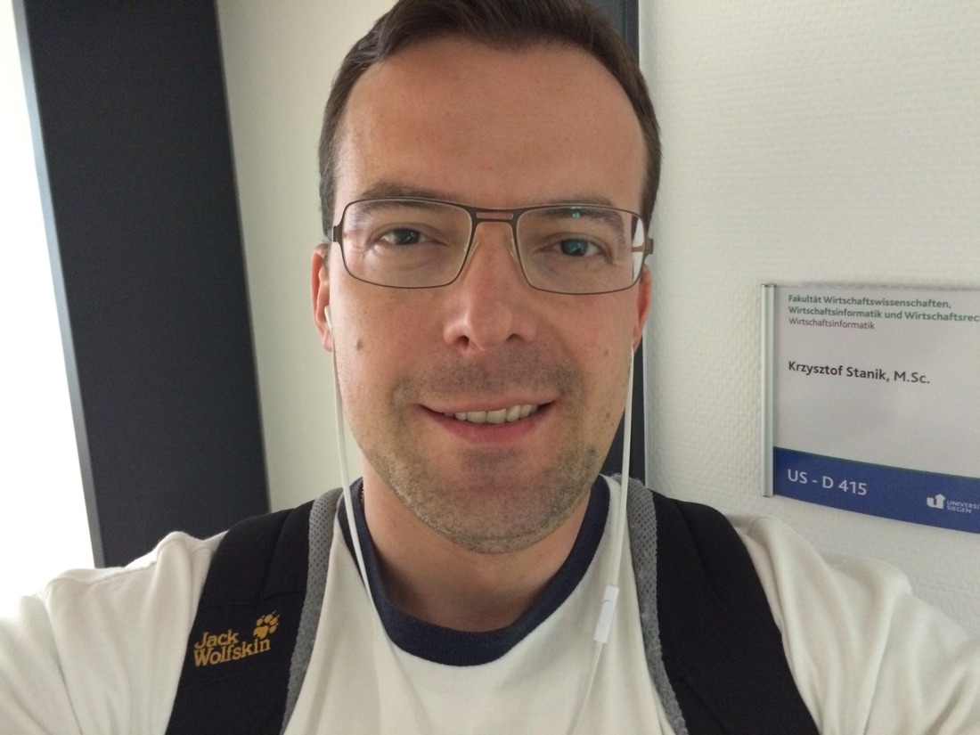 Krzysztof Stanik vor seinem Büro am Lehrstuhl für Wirtschaftsinformatik der Universität Siegen